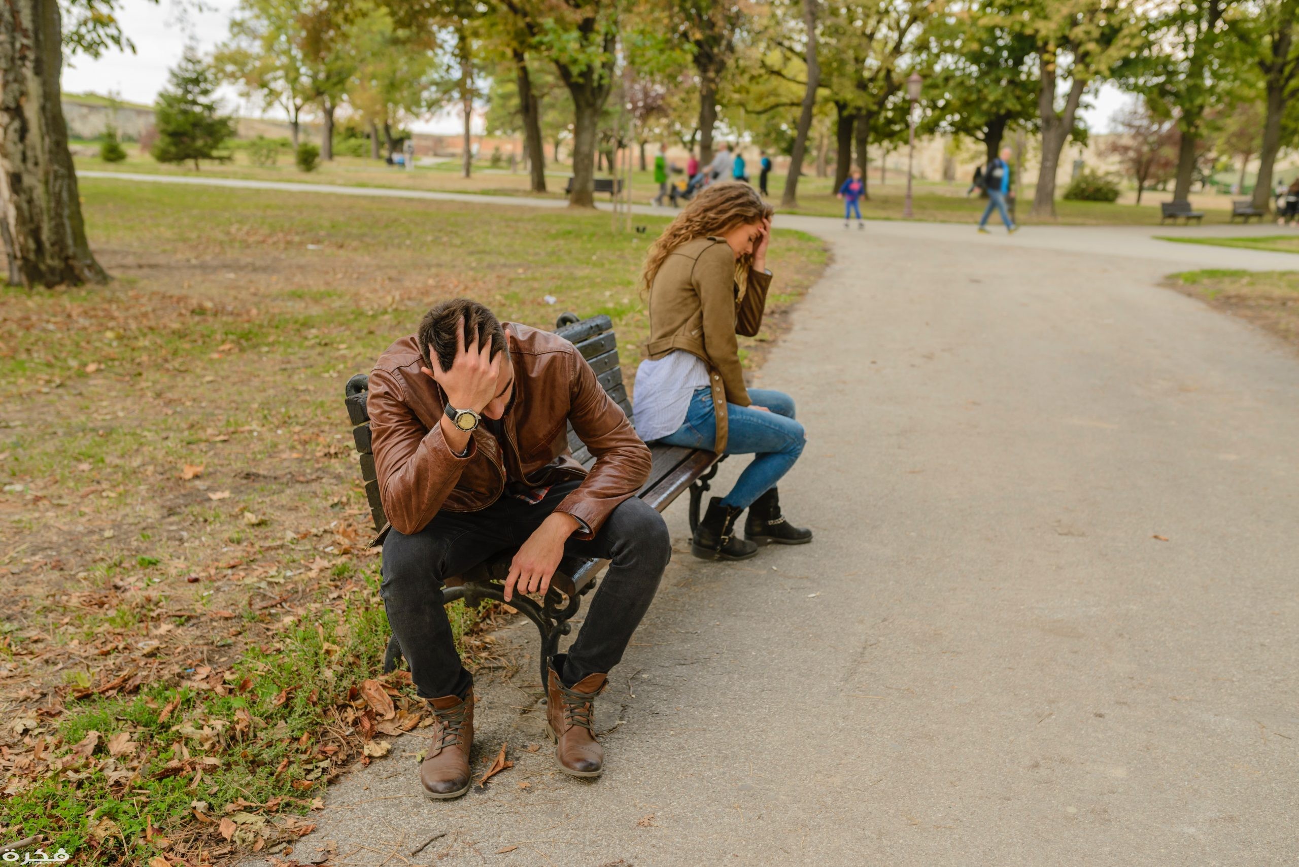 man and woman sitting on bench 984953 scaled