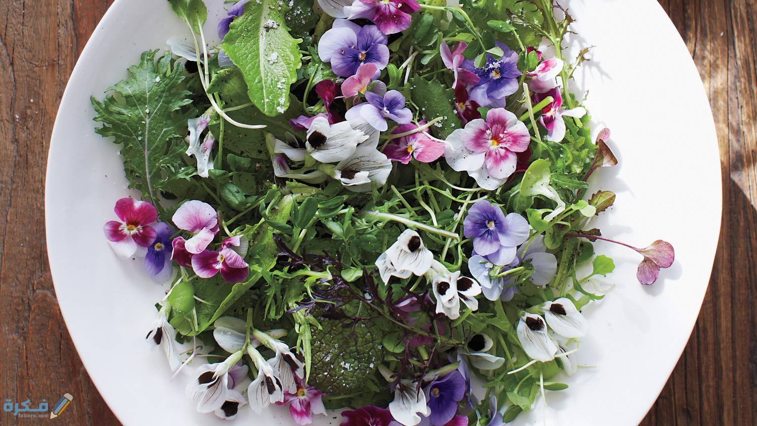 green salad with edible flowers ma130124 horiz