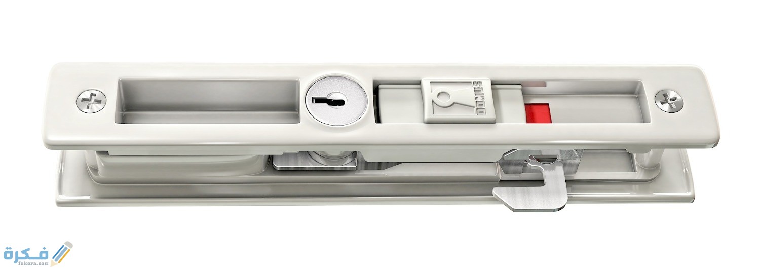 ويضم مجمع نجع حمادي ما يقارب من 6500 عاملا، وتم توفير شقق سكنية ووحدات لخدمة العاملين بالمجمع وعائلتهم، وأيضا تم تخصيص مساحات زراعية واسعة، ومدارس ومعاهد للطلاب من أبناء العاملين، ونادي الألومنيوم الرياضي.