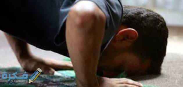 عورة الرجل في الصلاة وأحاديث النبي عن ستر عورة الرجل في الصلاة