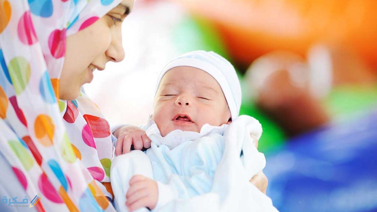 متى يبدأ الطفل بالتركيز بالنظر