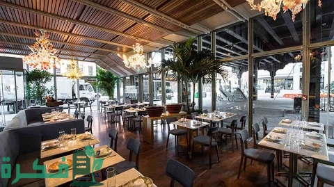 كم دخل المطعم الشهري