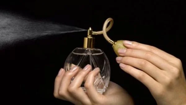اسباب حرمانية وضع المرأة للعطور عند الخروج من المنزل
