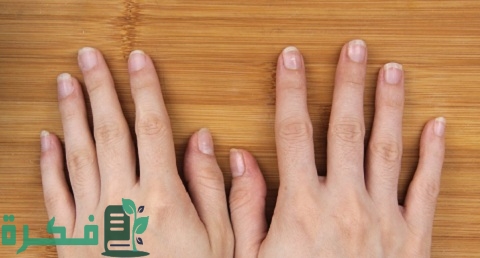 إزالة لاصق الأظافر