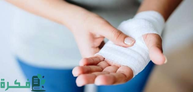 اعراض الم اليد والقدم اليمني معا