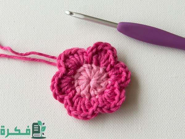 طريقة عمل وردة بالكروشيه بالخطوات والصور
