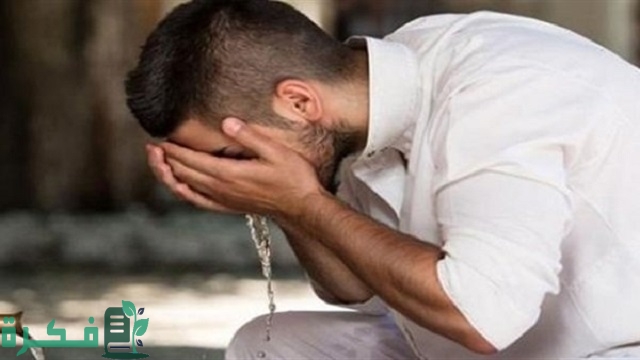 هل لمس المؤخرة ينقض الوضوء؟