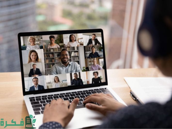 مقارنة بين التواصل عبر الإنترنت والتواصل الشخصي