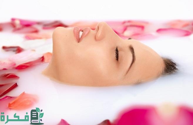 طريقة عمل رذاذ ماء جوز الهند والورد لتبييض البشرة
