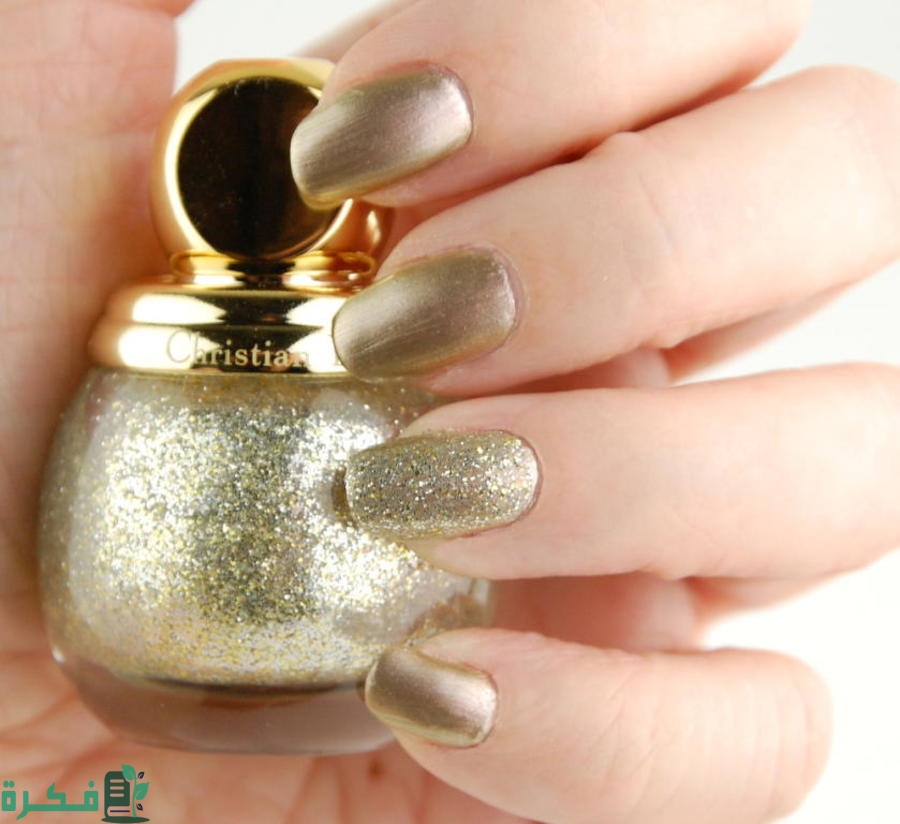 كيف تختارين لون مناكير جميل لفستان ذهبي