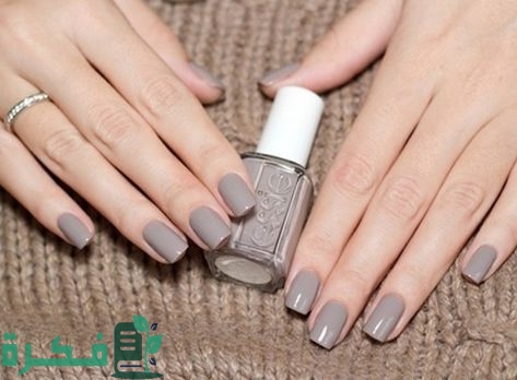 لون مناكير يناسب فستان رمادي