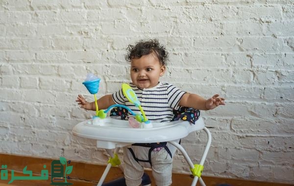 متى يستطيع الطفل الجلوس في المشاية