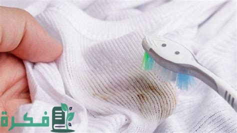 إزالة البقع من الملابس البيضاء بالخل