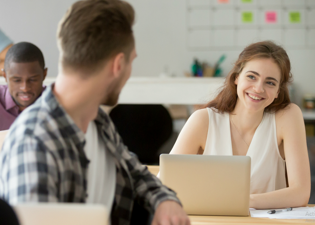 كيف أعرف أن الشخص يحبني بس يكابر