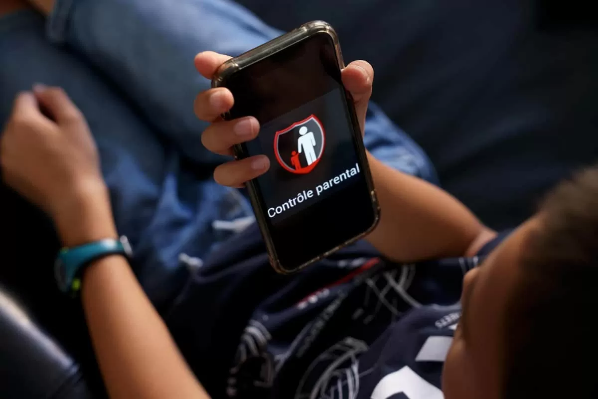 كيف أتحكم في هاتف ابني