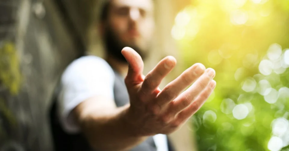 ما تفسير إعطاء الميت قرآن للحي