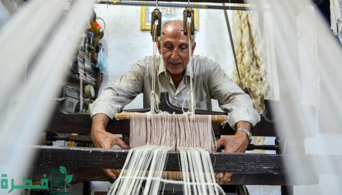 ماذا يطلق على صانع الحرير