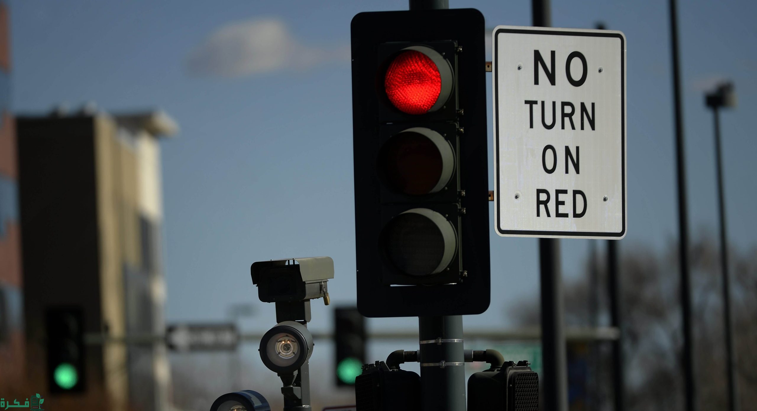 كم قيمة مخالفة الانعطاف يمين والإشارة حمراء في السعودية