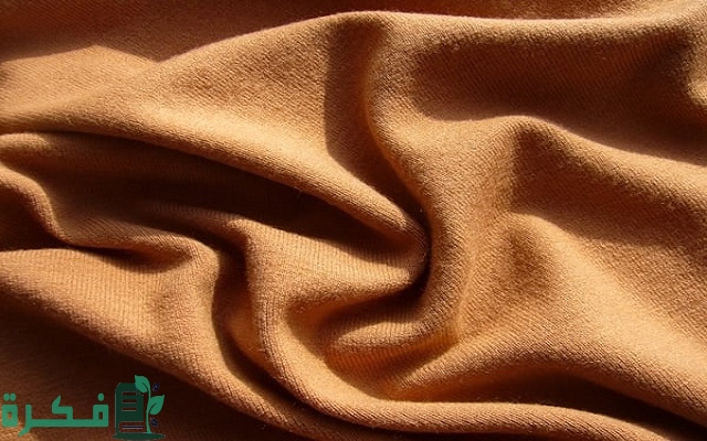 الألوان التي تتناسب مع اللون الجملي في الملابس