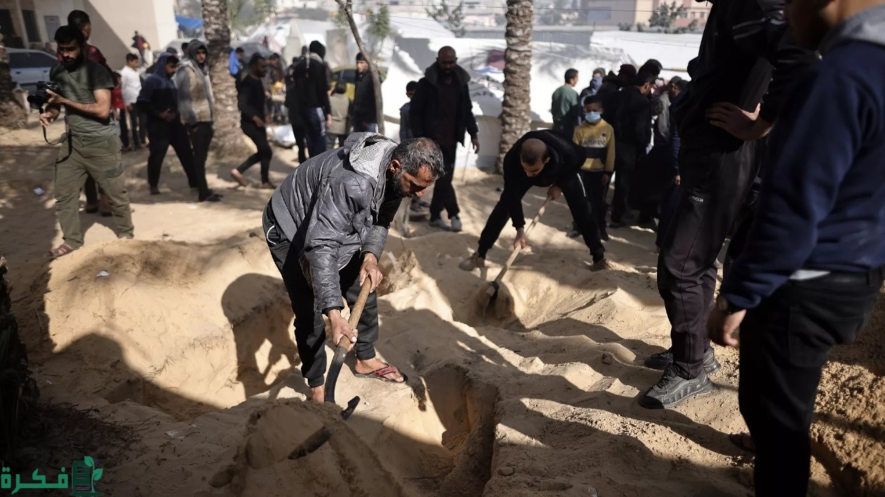 طواقم الدفاع المدني تنتشل 73 جثة من ساحة مجمع ناصر الطبي في خان يونس