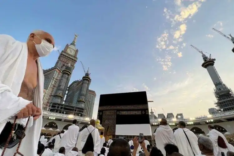 توضيح هام من وزارة الحج بشأن مزايا منصة «التوعية» للمعتمرين