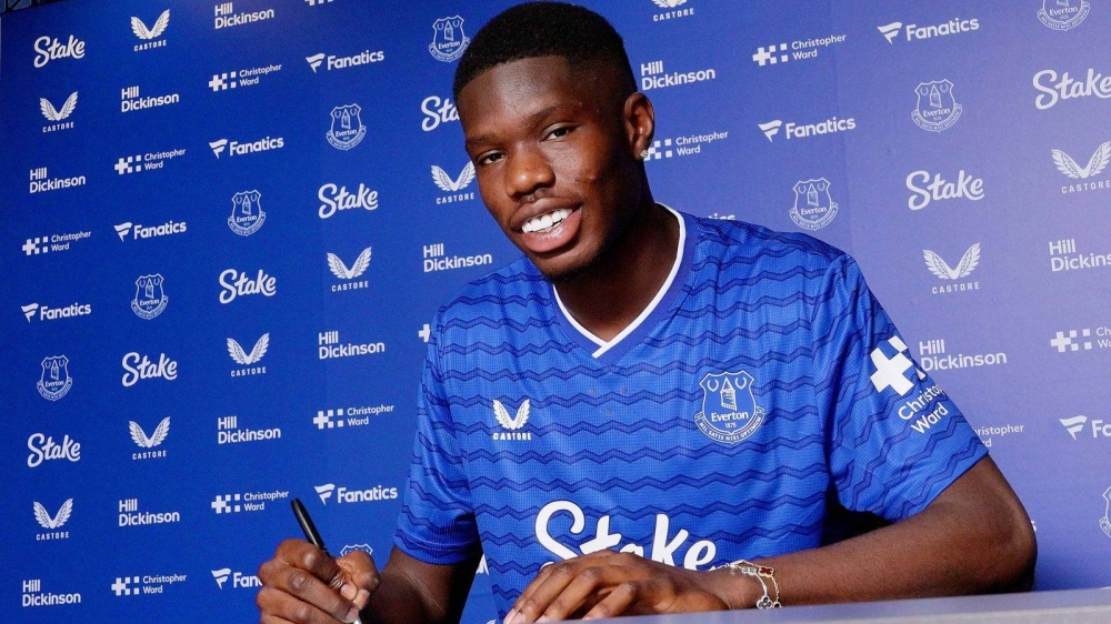 إيفرتون يحقق صفقة نارية: موهبة فرنسا الشابة تنضم من فياريال!