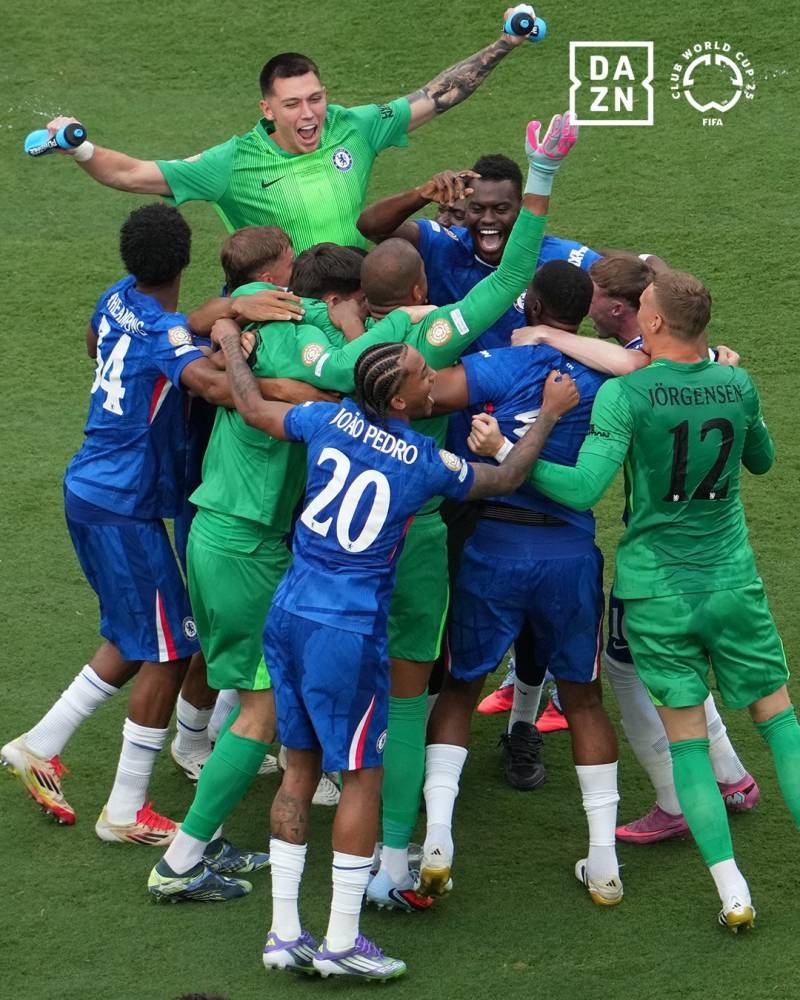 تشيلسي يتألق بالشارة الذهبية على قمصانه لمدة 4 سنوات بعد تتويجه بكأس العالم