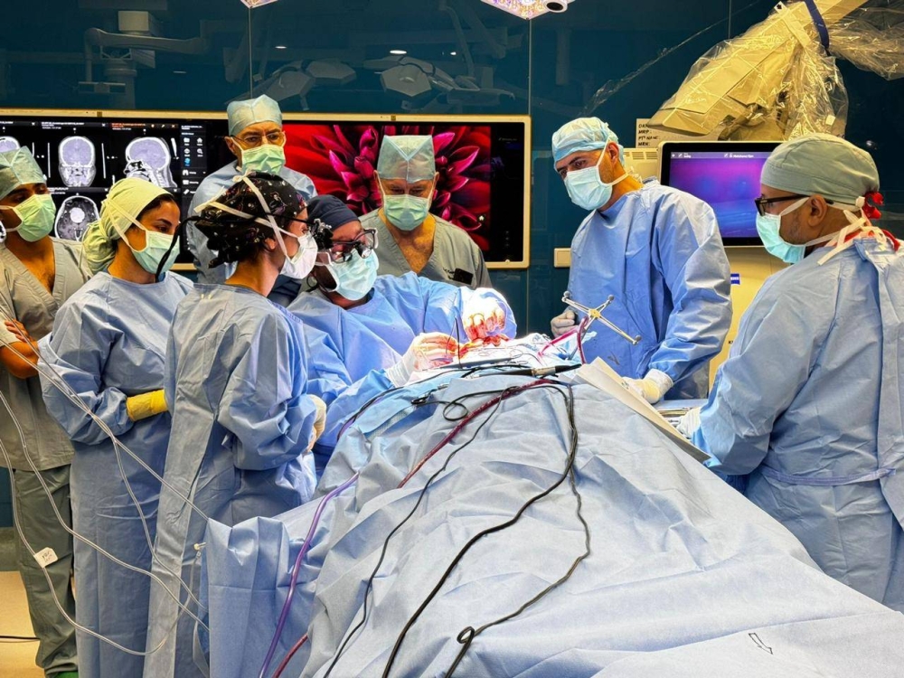 سعوديون يحققون إنجازًا طبيًا باستئصال ورم نادر من قاع الجمجمة في 35 ساعة