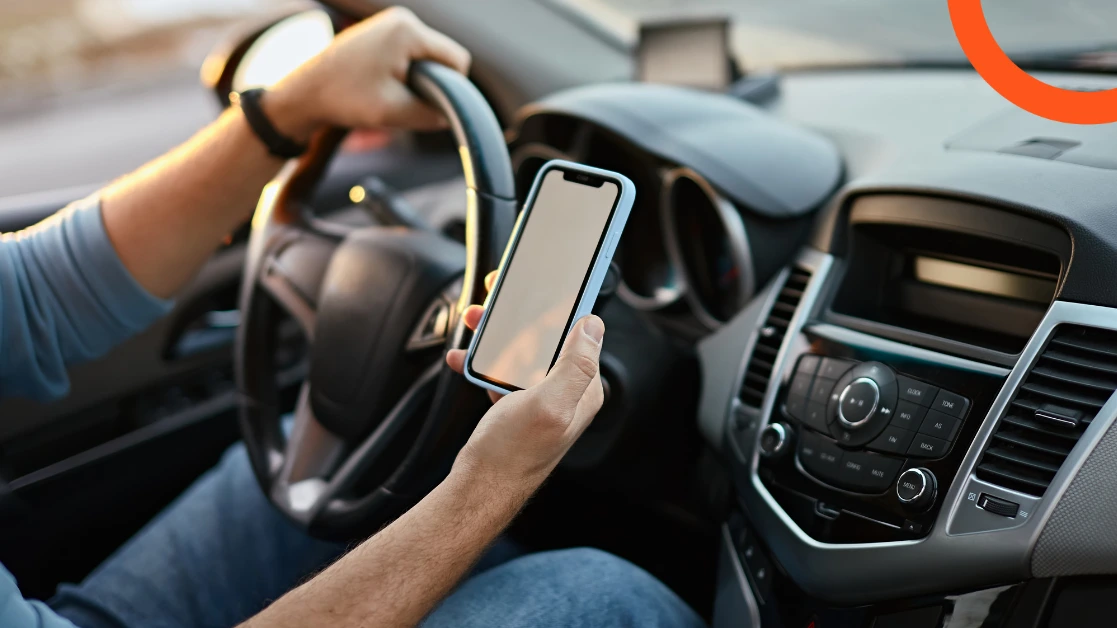 غرامة استخدام الهاتف أثناء القيادة في السعودية تبدأ من 500 ريال وتحذيرات هامة للسائقين