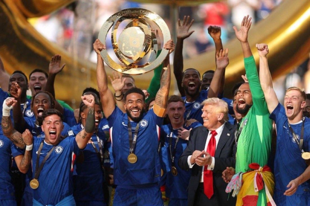 لندن تتزين بالأزرق احتفالاً بتتويج تشيلسي بكأس العالم 4 لندن تتزين بالأزرق احتفالاً بتتويج تشيلسي بكأس العالم