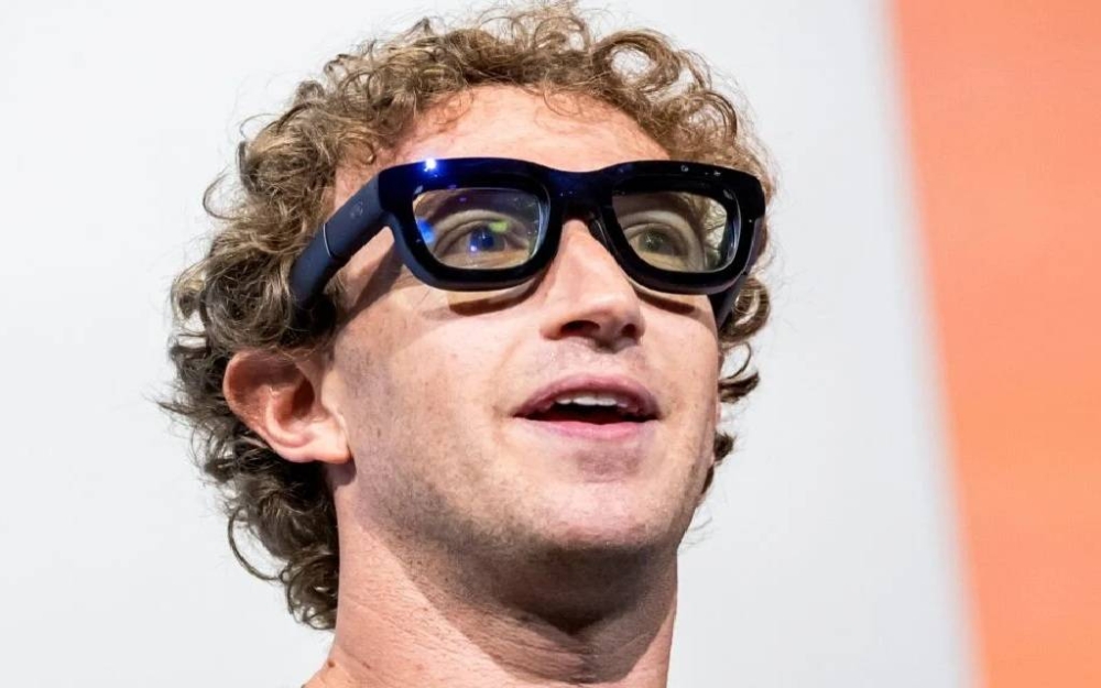 مارك زوكربيرج في موقف محرج خلال مقابلة بسبب تعطل الصوت