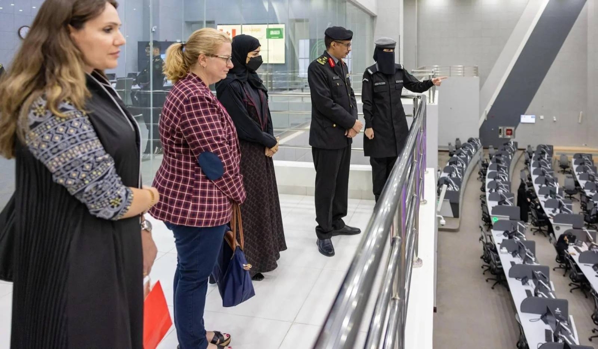 مستشارة الأمن والجاهزية في سفارة كندا تستكشف تقنيات مركز العمليات الأمنية الموحدة 911 بالرياض