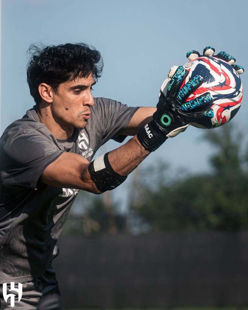 مصادر عكاظ تكشف عن اقتراب بونو من تمديد عقده مع الهلال حتى 2027