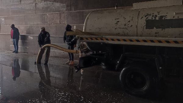 أبطال في مواجهة الطقس.. رجال يكافحون لمواجهة تداعيات الأمطار بالشرقية