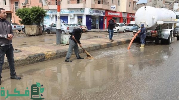 أبطال في مواجهة الطقس.. عمال الصرف والنظافة يتصدون للأمطار بكفر الشيخ