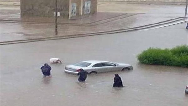 إنقاذ على الطرق.. أرقام الإغاثة المرورية في حال تعطل سيارتك وسط الأمطار