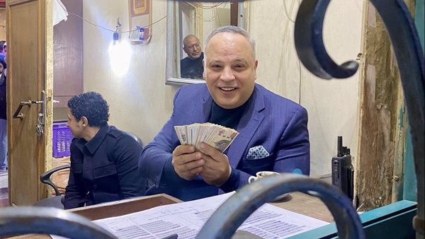 تامر عبد المنعم بشباك التذاكر بسينما الشعب لمتابعة إيرادات الأفلام ..صور