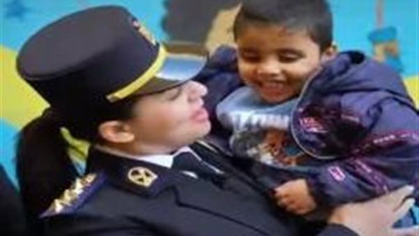 رجال الشرطة يرسخون صورة إيجابية في نفوس الأطفال الأيتام
