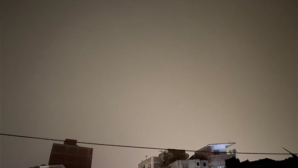 سماء مضيئة وسحب كثيفة.. أمطار متقطعة ورياح تضرب المنيا ليلًا