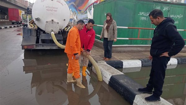 «عبير عبد القادر» بطلة الميدان في مواجهة تقلبات الطقس بدمنهور