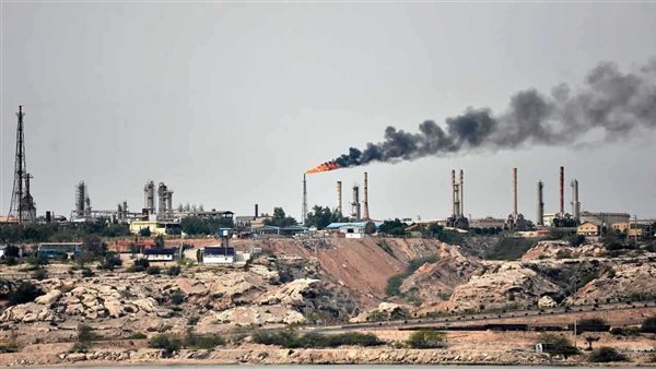 كمائن ودفاع جوي.. إيران تعزز قواتها في "خرج" استعدادا لمواجهة الغزو البري