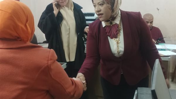 وكيل وزارة التضامن ببني سويف يزور الموظفين لتهنئتهم بعيد الفطر