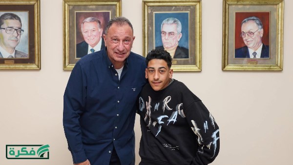 الخطيب يستجيب لطلب مشجع من ذوي الهمم ويكرّمه داخل مقر الأهلي