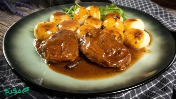 لحم بالكريمة والفلفل الأسود بنكهة غنية وقوام كريمي