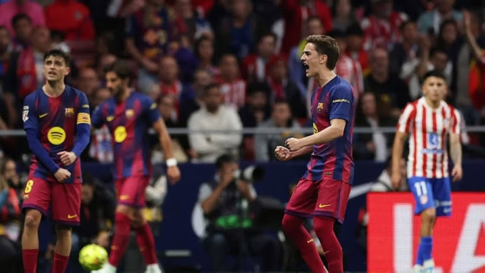 فوز برشلونة على أتلتيكو مدريد يقربه من لقب الدوري الإسباني