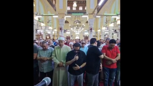 أحمد حلمي يقود صلاة الجنازة على والدته في مشهد مؤثر يلامس القلوب
