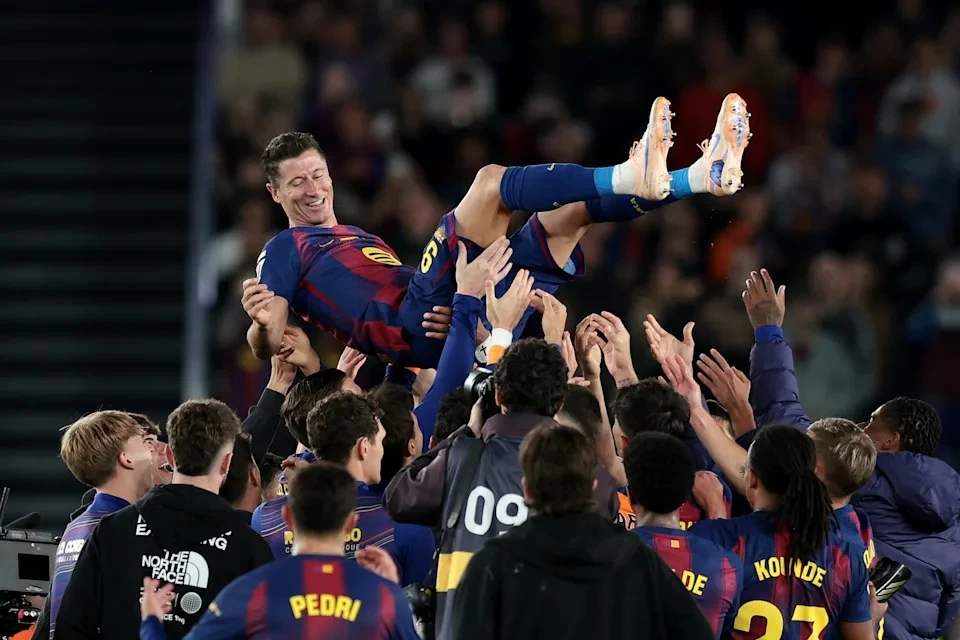 برشلونة يتألق في وداع ليفاندوفسكي بفوز ساحق على بيتيس بثلاثية في ليلة لا تُنسى