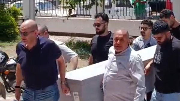 جثمان والدة أحمد حلمي يصل إلى مسجد ناصر في بنها وسط أجواء من الحزن والتعازي