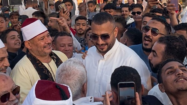 جمهور المنيا يحتشد حول عصام السقا بعد صلاة العيد في أجواء مميزة