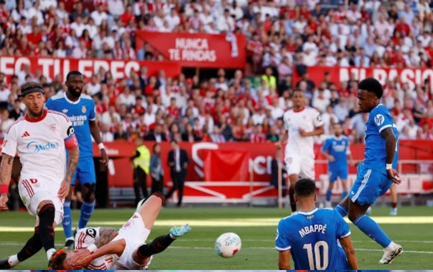 ريال مدريد يحبط انتفاضة إشبيلية في صراع الليغا
